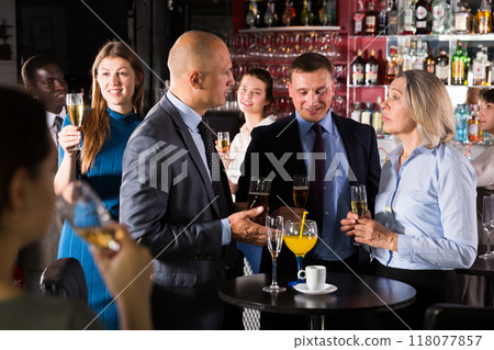 Men and woman at corporate party 118077857