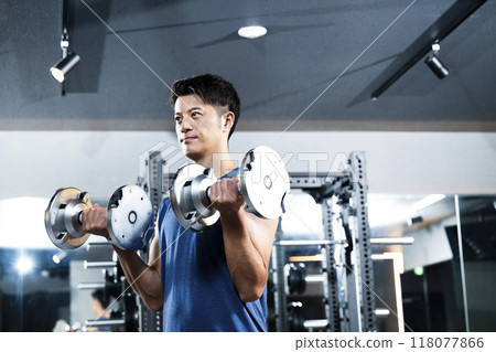 Men training in the gym 118077866