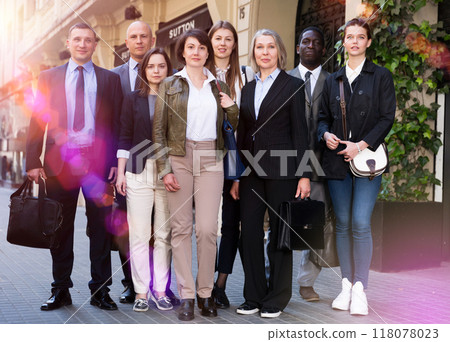 Group of happy colleagues 118078023