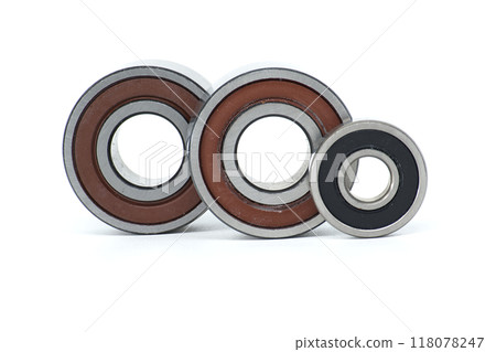 metal ball bearings of different sizes aligned on white background, showcasing engineering precision metal ball bearings of different sizes aligned on white background, showcasing engineering precision 118078247