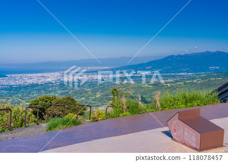 [Shizuoka Prefecture] View of Totomi Province from the fresh greenery of Jukoku Pass Observatory 118078457