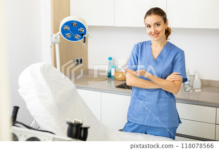 Female doctor in clinic of aesthetic medicine Female doctor in clinic of aesthetic medicine 118078566