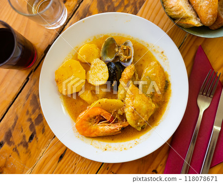 Bowl of catalonian meal Casuela de San pedro 118078671