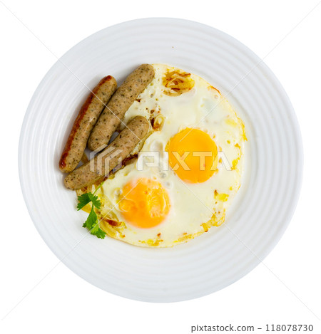 Fried eggs with onions served with sausage 118078730