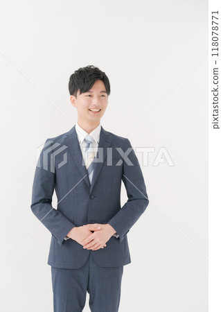 A refreshing portrait of an office worker 118078771
