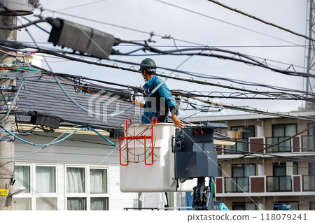工人在居民區修理電線 工人在居民區修理電線 118079241