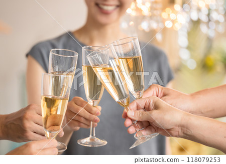 Image of a toast with champagne and wine glasses 118079253