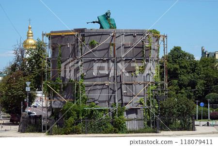 Kyiv, Ukraine July 6, 2024: a monument to Bohdan Mykhailovych Khmelnytsky, hetman of the Zaporizhian Host, military leader, political and statesman, carefully protected from bombing. Kyiv, Ukraine July 6, 2024: a monument to Bohdan Mykhailovych Khmelnytsky, hetman of the Zaporizhian Host, military leader, political and statesman, carefully protected from bombing. 118079411