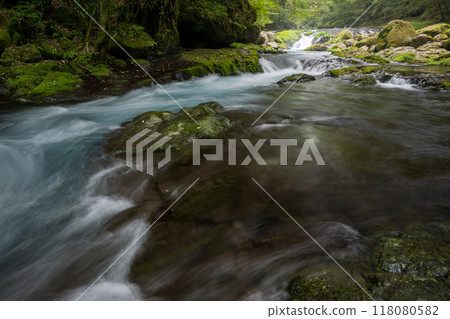 冬季菊池溪谷美麗的山谷風景和美麗的流水 冬季菊池溪谷美麗的山谷風景和美麗的流水 118080582