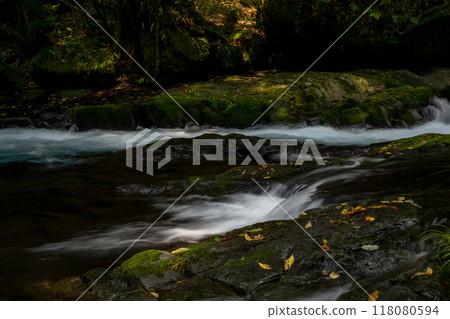 Beautiful valley scenery with beautiful flowing water in Kikuchi Valley in winter 118080594