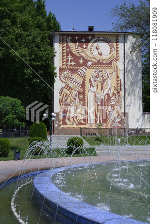 A painting with Uzbek folk motifs on the wall of a multi-storey building in Samarkand, Uzbekistan 118081909