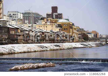 Winter scenery around the Kamo River in Kyoto 118082268