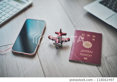 智慧型手機和日本護照 118082497