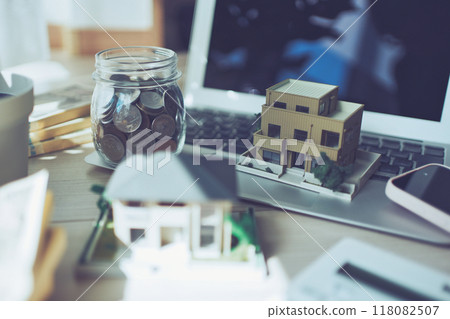 房屋模型與金錢商業形象 房屋模型與金錢商業形象 118082507