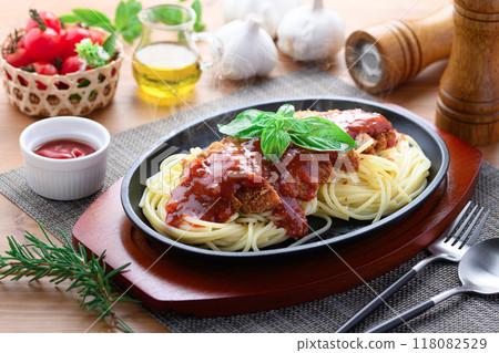 鐵板那不勒斯與炸肉排 | 西式午餐的熱門形象炸豬排義大利麵（Spakatsu） 118082529