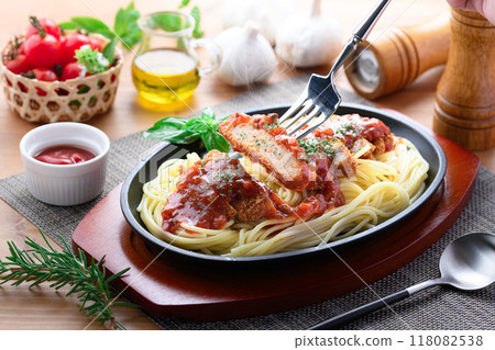 鐵板那不勒斯與炸肉排 | 西式午餐的熱門形象炸豬排義大利麵(Spakatsu) 鐵板那不勒斯與炸肉排 | 西式午餐的熱門形象炸豬排義大利麵(Spakatsu) 118082538