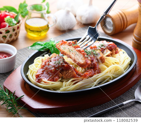 鐵板那不勒斯與炸肉排 | 西式午餐的熱門形象炸豬排義大利麵（Spakatsu） 118082539