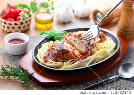 Teppan Neapolitan and cutlet | Hot image of Western-style lunch Tonkatsu pasta (Spakatsu) Teppan Neapolitan and cutlet | Hot image of Western-style lunch Tonkatsu pasta (Spakatsu) 118082540