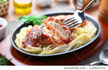Teppan Neapolitan and cutlet | Hot image of Western-style lunch Tonkatsu pasta (Spakatsu) Teppan Neapolitan and cutlet | Hot image of Western-style lunch Tonkatsu pasta (Spakatsu) 118082543