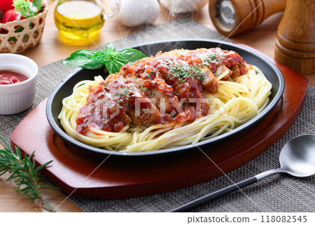 鐵板那不勒斯與炸肉排 | 西式午餐的熱門形象炸豬排義大利麵（Spakatsu） 118082545