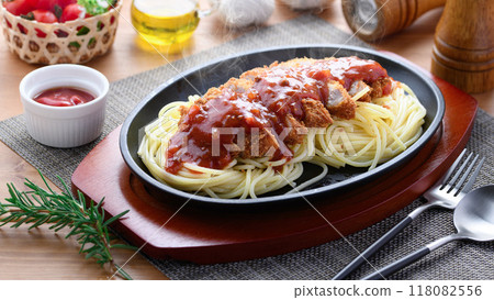 鐵板那不勒斯與炸肉排 | 西式午餐的熱門形象炸豬排義大利麵(Spakatsu) 鐵板那不勒斯與炸肉排 | 西式午餐的熱門形象炸豬排義大利麵(Spakatsu) 118082556