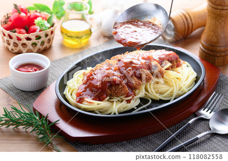 鐵板那不勒斯與炸肉排 | 西式午餐的熱門形象炸豬排義大利麵(Spakatsu) 鐵板那不勒斯與炸肉排 | 西式午餐的熱門形象炸豬排義大利麵(Spakatsu) 118082558