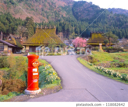 Spring scenery of Miyama Kayabuki Village, Mackerel Highway, "Nationally designated Important Preservation District for Groups of Traditional Buildings" / Retro red round post 118082642