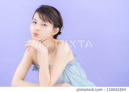 用紫背做皮膚護理的年輕女性 118082804