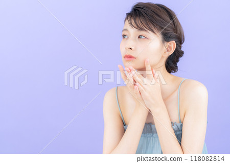 用紫背做皮膚護理的年輕女性 118082814