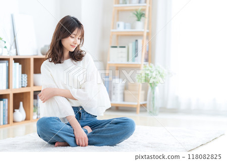 坐在客廳裡放鬆的年輕女人 118082825