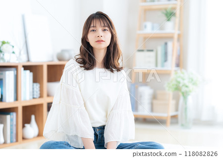 坐在客廳裡放鬆的年輕女人 118082826
