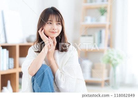 坐在客廳裡放鬆的年輕女人 118082849