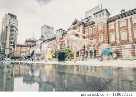 當一位年輕女子背著隨身行李去旅行時,她的心在狂跳。 當一位年輕女子背著隨身行李去旅行時,她的心在狂跳。 118083151