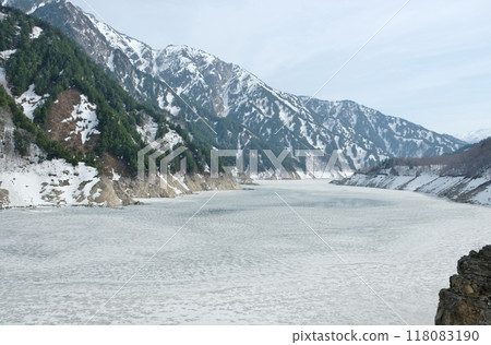 Kurobe Dam Lake remains frozen even in mid-April 118083190