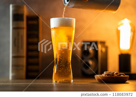 [Evening Drink] Beer being poured into a glass 118083972