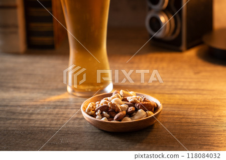 [Evening drink] Mixed nuts and beer 118084032