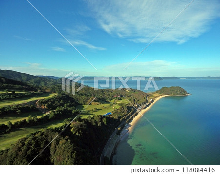 藍天下的 Aneko 海灘和高爾夫球場 118084416