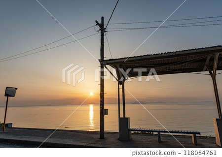 愛媛縣伊予市，六月夏至到來，從JR下灘站看到的瀨戶內海夕陽照耀下的熱門旅遊景點。 118084761