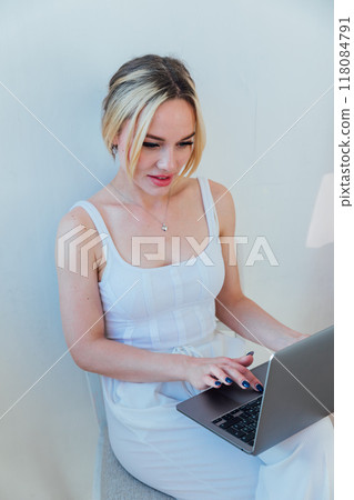 Business woman working on laptop online in office Business woman working on laptop online in office 118084791