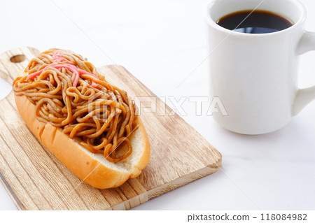 享用帶有懷舊鄉村醬料的炒麵麵包和現煮咖啡的咖啡小憩。 118084982