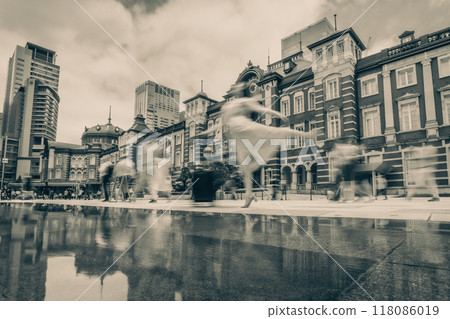 當一位年輕女子背著隨身行李去旅行時，她的心在狂跳。 118086019