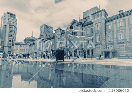 當一位年輕女子背著隨身行李去旅行時，她的心在狂跳。 118086020