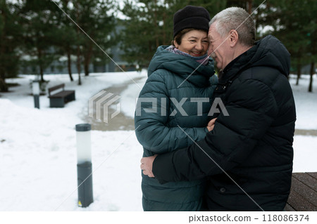 Mature husband and wife love each other and walk even in cold weather Mature husband and wife love each other and walk even in cold weather 118086374