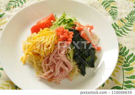涼面的配料很多 涼面的配料很多 118086639
