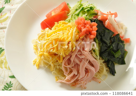 涼面的配料很多 涼面的配料很多 118086641