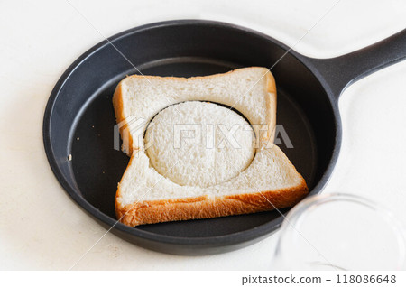Use a cup to cut out the center of the bread 118086648