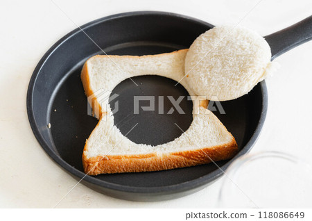 Bread with the center cut out 118086649