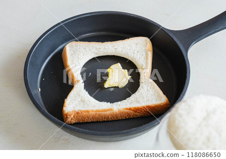 將奶油加入中間挖空的麵包中 118086650