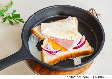 Ham and egg toast made in a frying pan 118086652