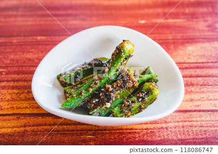 Okra's sesame 118086747